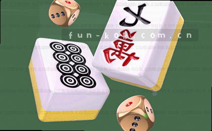 阳光穿过树叶落在青草地上